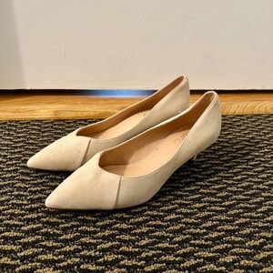 Low heel suede pumps